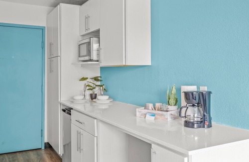Cedar Falls Apartment | Chic 1-bedroom Micro Studio Apartment
