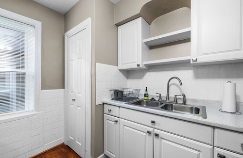 Clifton Heights Condo | Chic 1BD 1 BA in quiet South City with easy access to I-44, near hospitals, parks, etc. Enjoy a cozy queen bed, full kitchen, fast WiFi, smart TV, and in-unit laundry. Ideal for solo travel, couples, or professionals. Free parking. No pets/smoking.