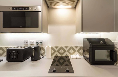 Old Town Apartment | Chic 1BD Flat with Views of Edinburgh Castle