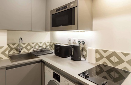 Old Town Apartment | Chic 1BD Flat with Views of Edinburgh Castle