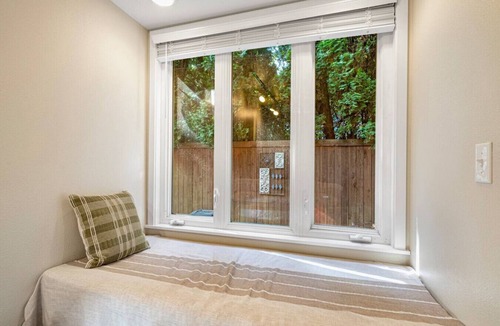 Mountlake Terrace House | Chic 1BR/1BA Lower Unit @ Mountlake Terrace