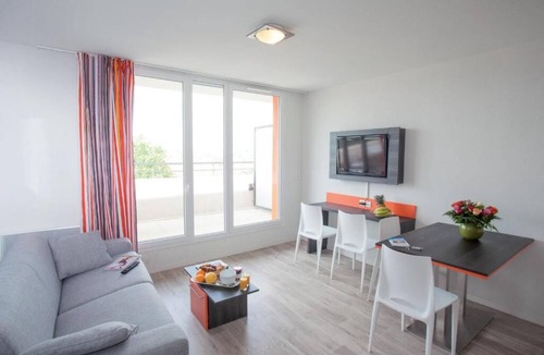 Chevilly-Larue Hotel | Chic 1BR Apartment: WiFi & Easy Public Transport Access for City Explorers