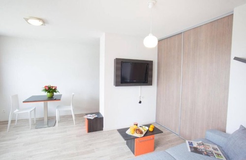 Chevilly-Larue Hotel | Chic 1BR Apartment: WiFi & Easy Public Transport Access for City Explorers