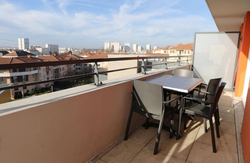 Chevilly-Larue Hotel | Chic 1BR Apartment: WiFi & Easy Public Transport Access for City Explorers