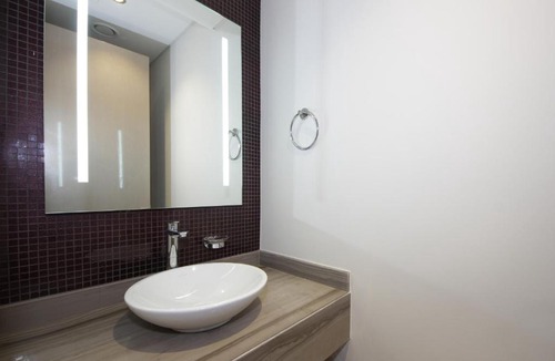 Business Bay Apartment | Chic 1BR Haven, Damac Paramount