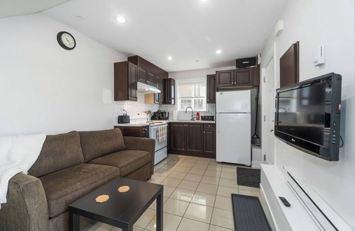 Sunset House | Chic 1BR Laneway House in South Vancouver