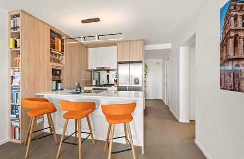 Newstead Apartment | Chic 2 bed/2 bath Apartment with City Views