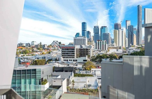 Newstead Apartment | Chic 2 bed/2 bath Apartment with City Views
