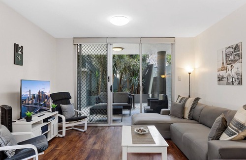 Albion Apartment | Chic 2-Bed Apartment With Private Courtyards