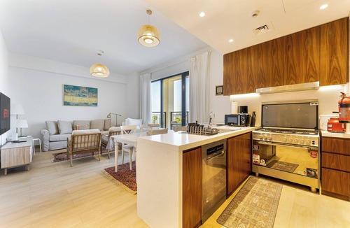 Dubai Apartment | Chic 2-Bed Apartment with Balcony and Waterfront Views in Port de La Mer