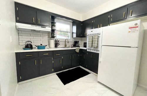 Garden City South Apartment | Chic 2-Bed Apt Free Wi-Fi/King Bed/Parking & Mid-Century Charm