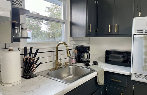 Garden City South Apartment | Chic 2-Bed Apt Free Wi-Fi/King Bed/Parking & Mid-Century Charm