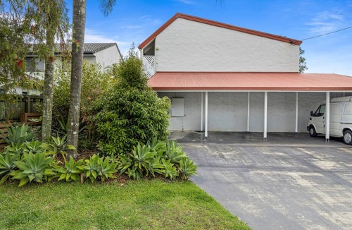 Mooloolaba Apartment | Chic 2-Bed Cabin-Style Home by Mooloolaba Beach