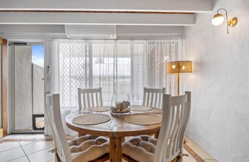 Mooloolaba House | Chic 2-Bed Cabin-Style Home by Mooloolaba Beach