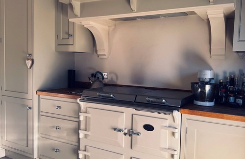 Oxted House | Chic 2-Bed Cottage with an Office, Garden, Parking, Pet-friendly, London 30 min