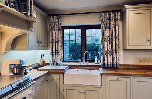 Oxted House | Chic 2-Bed Cottage with an Office, Garden, Parking, Pet-friendly, London 30 min