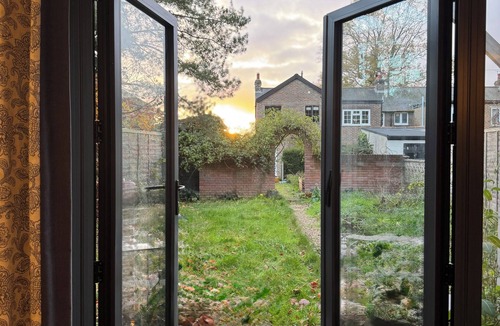 Oxted House | Chic 2-Bed Cottage with an Office, Garden, Parking, Pet-friendly, London 30 min