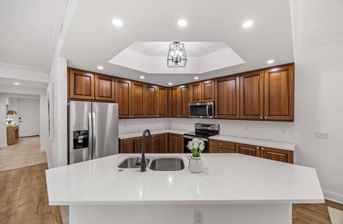 Royal Harbor Resort | Chic 2 bed resort, 3 pools, lazyriver, walk to 5th Ave restaurants in fab Naples