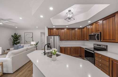 Royal Harbor Resort | Chic 2 bed resort, 3 pools, lazyriver, walk to 5th Ave restaurants in fab Naples