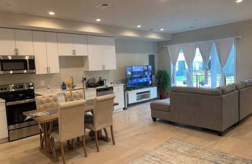 Washington Apartment | Chic 2-Bedroom apartment-Private Entrance & Wi-Fi