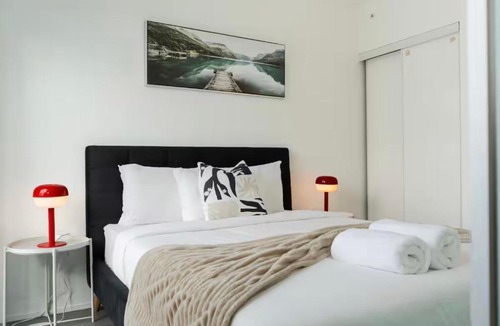 Garden District Apartment | Chic 2 Bedroom Close to Eaton Centre