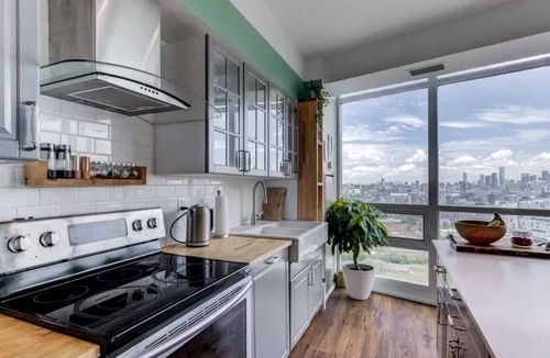 Niagara Hotel | Chic 2-bedroom+Sofabed W/1Bath parking, walk to CN Tower