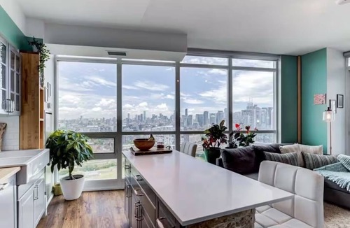 Niagara Hotel | Chic 2-bedroom+Sofabed W/1Bath parking, walk to CN Tower