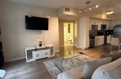 Mid-Wilshire Apartment | Chic 2BD/2BA Apartment Near The Grove with Parking