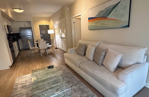 Mid-Wilshire Apartment | Chic 2BD/2BA Apartment Near The Grove with Parking