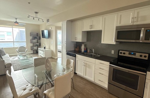 Mid-Wilshire Apartment | Chic 2BD/2BA Apartment Near The Grove with Parking
