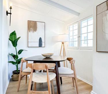 Westwood House | Chic 2BD - Beverly Hills - West Hollywood Border