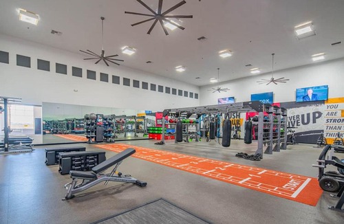 Glendale Sports and Entertainment District Apartment | Chic 2BD King Bed with Pool, Hot Tub, Gym, Parking
