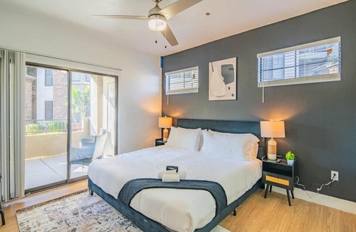Glendale Sports and Entertainment District Apartment | Chic 2BD King Bed with Pool, Hot Tub, Gym, Parking