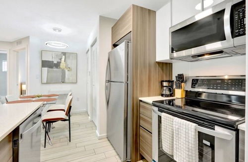 Midtown Apartment | Chic 2BR Edgewater Condo w/Views + Balcony