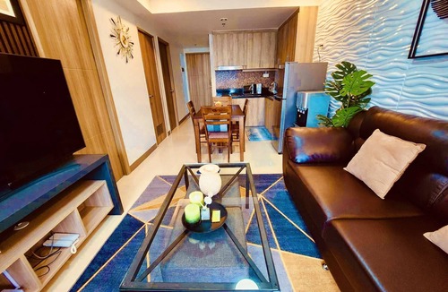 Barangay 76 Apartment | Chic 2BR End Unit with King Bed, Fast Wi-fi FREE Parking~Mall of Asia