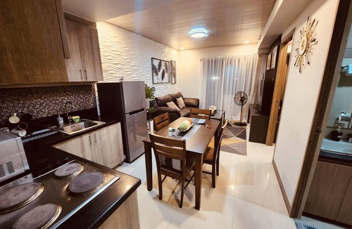 Barangay 76 Apartment | Chic 2BR End Unit with King Bed, Fast Wi-fi FREE Parking~Mall of Asia