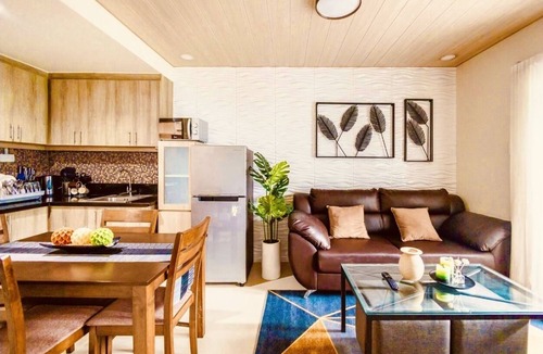 Barangay 76 Apartment | Chic 2BR End Unit with King Bed, Fast Wi-fi FREE Parking~Mall of Asia