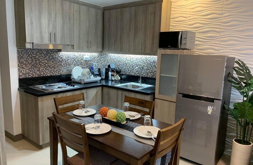 Barangay 76 Apartment | Chic 2BR End Unit with King Bed, Fast Wi-fi FREE Parking~Mall of Asia