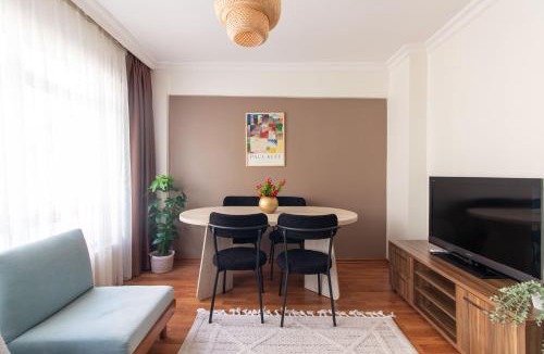 Moda Apartment | Chic 2BR Gem on Moda Iconic Antiques Street