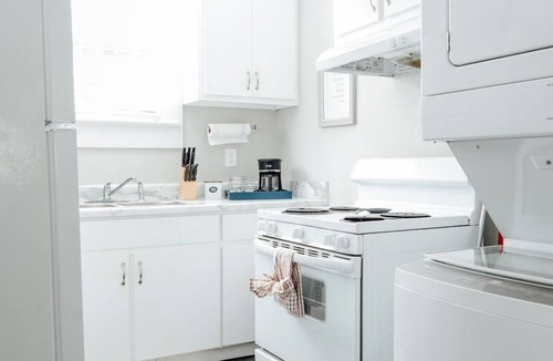 Montgomery Apartment | Chic 2BR Getaway | Pets Welcome in Cloverdale