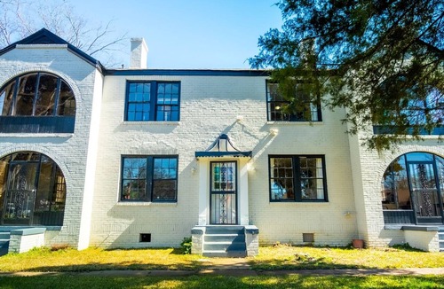 Montgomery Apartment | Chic 2BR Getaway | Pets Welcome in Cloverdale