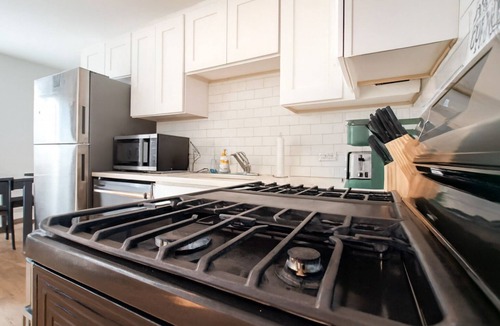 Des Plaines Apartment | Chic 2BR Retreat Near O’Hare + Free Parking