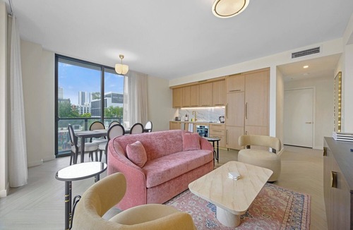 Wynwood Art District Apartment | Chic 2BR + Sofa Bed at Heart of Wyndwood close to MAJOR INTERNATIONAL SPORTING EVENT Fan Fest