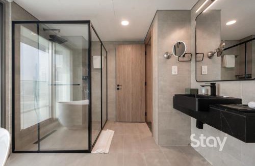 Jumeirah Village Triangle Apartment | Chic 2BR Wellness Apt with Free Massage JVT