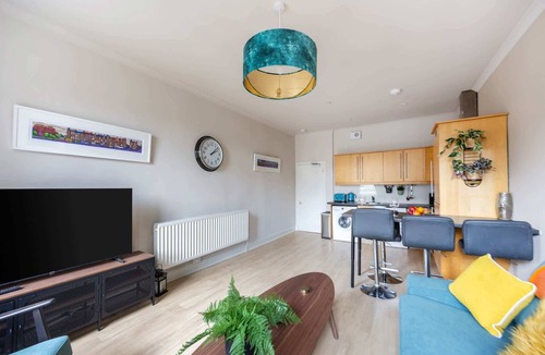 West End Apartment | Chic 2BR West End Edinburgh - Walk to Castle