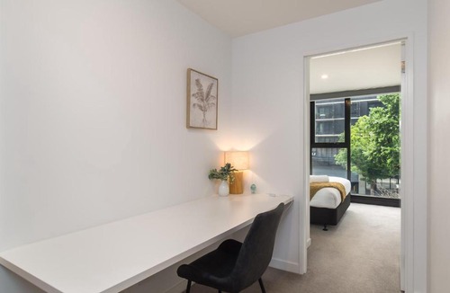 Braddon Apartment | Chic 3-Bed in Central with Pool, Sauna and Gym