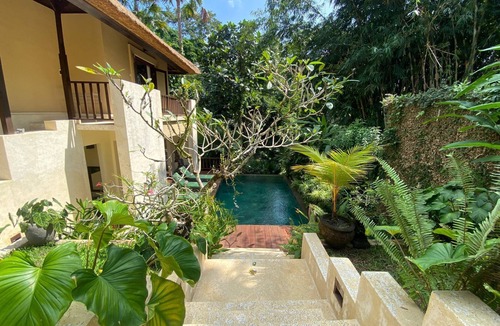 Peliatan Villa | Chic 3-bedroom villa with AC and WiFi in charming Bali