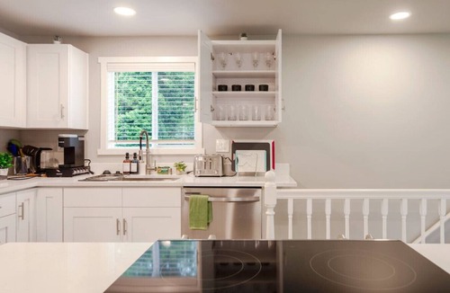 Bryn Mawr-Skyway House | Chic 3BR+2BA Duplex w/Serene View+BBQ near airport
