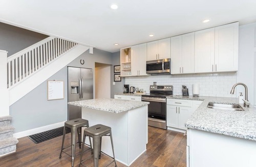 Indianapolis House | Chic 3BR Getaway | 3 Queen Beds Free Parking