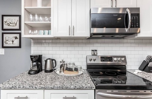 Indianapolis House | Chic 3BR Getaway | 3 Queen Beds Free Parking